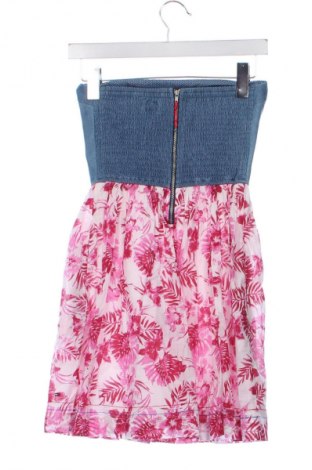 Рокля Hilfiger Denim, Размер XS, Цвят Многоцветен, Цена 107,99 лв.