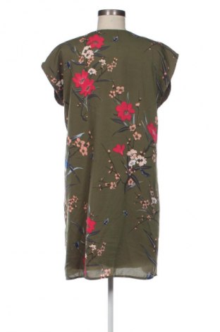 Рокля Vero Moda, Размер M, Цвят Многоцветен, Цена 27,99 лв.