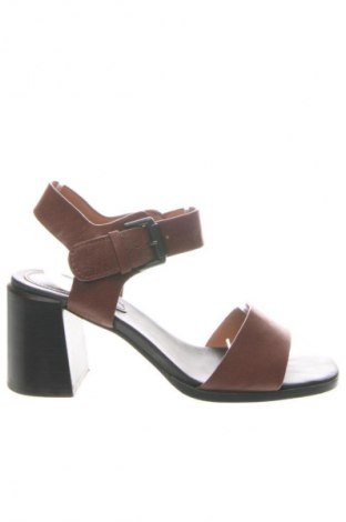 Сандали Clarks, Размер 38, Цвят Кафяв, Цена 89,00 лв.