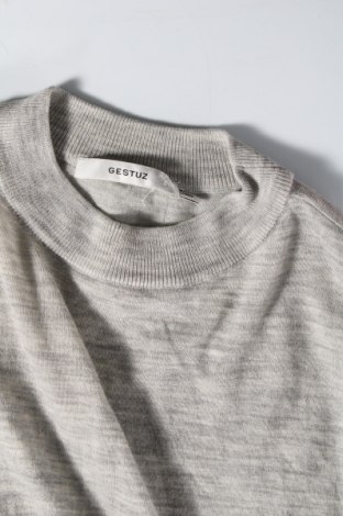 Дамски пуловер Gestuz, Размер S, Цвят Сив, Цена 82,00 лв.