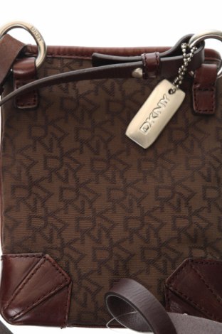 Чанта DKNY, Цвят Кафяв, Цена 113,21 лв.
