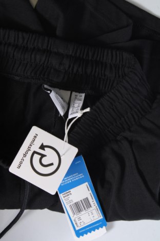 Pantaloni scurți de femei Adidas Originals, Mărime XS, Culoare Negru, Preț 253,29 Lei