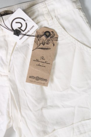 Дамски къс панталон Attr@ttivo, Размер XS, Цвят Бял, Цена 77,00 лв.