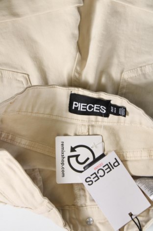Pantaloni scurți de femei Pieces, Mărime M, Culoare Ecru, Preț 151,32 Lei