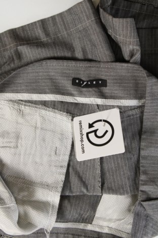Дамски къс панталон Sisley, Размер L, Цвят Сив, Цена 26,40 лв.