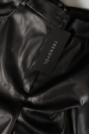 Γυναικείο κοντό παντελόνι Trendyol, Μέγεθος M, Χρώμα Μαύρο, Τιμή 7,94 €