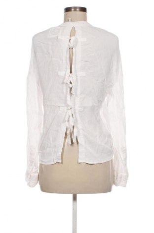 Damen Shirt Stradivarius, Größe S, Farbe Weiß, Preis 5,99 €