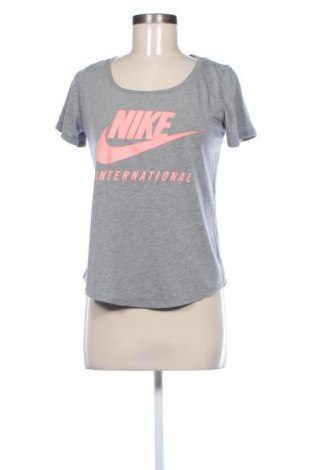 Дамска тениска Nike, Размер M, Цвят Сив, Цена 33,30 лв.