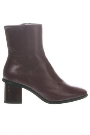 Botine de damă Calvin Klein, Mărime 38, Culoare Roșu, Preț 1.224,99 Lei