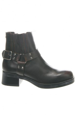 Дамски боти Steve Madden, Размер 40, Цвят Кафяв, Цена 107,99 лв.