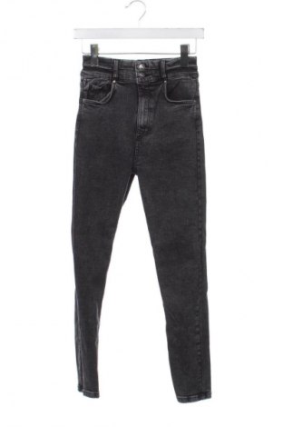 Γυναικείο Τζίν Bershka, Μέγεθος XS, Χρώμα Γκρί, Τιμή 15,37 €