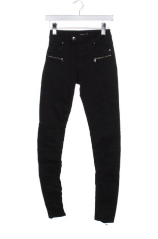 Női farmernadrág Bershka, Méret XS, Szín Fekete, Ár 5 800 Ft