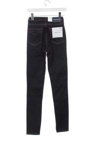 Damskie jeansy Calvin Klein Jeans, Rozmiar XS, Kolor Niebieski, Cena 434,27 zł