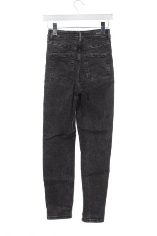 Дамски дънки Stradivarius, Размер XS, Цвят Сив, Цена 18,25 лв.