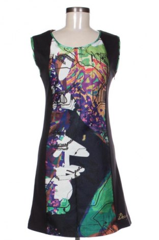 Рокля Desigual, Размер S, Цвят Многоцветен, Цена 57,99 лв.