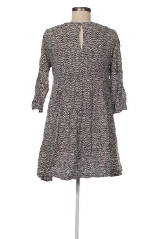 Рокля H&M, Размер M, Цвят Многоцветен, Цена 29,99 лв.