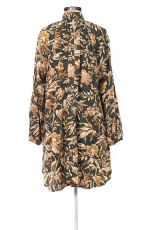 Рокля H&M, Размер M, Цвят Многоцветен, Цена 29,99 лв.