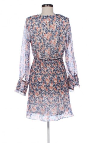 Рокля Vero Moda, Размер M, Цвят Многоцветен, Цена 27,37 лв.