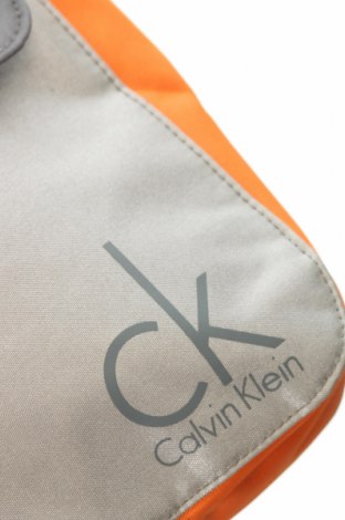 Чанта за лаптоп Calvin Klein, Цвят Сив, Цена 110,20 лв.