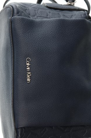 Дамска чанта Calvin Klein, Цвят Син, Цена 109,02 лв.