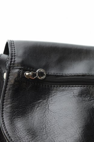 Дамска чанта Made In Italy, Цвят Черен, Цена 58,02 лв.