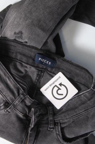 Dámske džínsy  Pieces, Veľkosť S, Farba Sivá, Cena  5,78 €