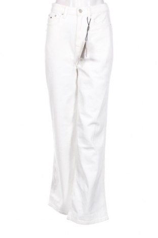Дамски дънки Tommy Jeans, Размер XS, Цвят Бял, Цена 68,80 лв.