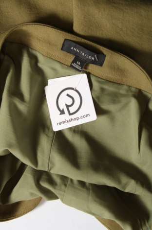 Дамски къс панталон Ann Taylor, Размер L, Цвят Зелен, Цена 21,12 лв.