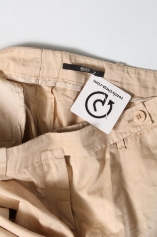 Дамски къс панталон BOSS, Размер M, Цвят Бежов, Цена 88,98 лв.