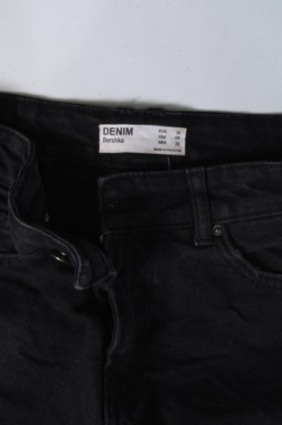 Γυναικείο κοντό παντελόνι Bershka, Μέγεθος S, Χρώμα Μαύρο, Τιμή 9,72 €