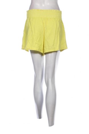 Дамски къс панталон Bershka, Размер S, Цвят Жълт, Цена 11,40 лв.