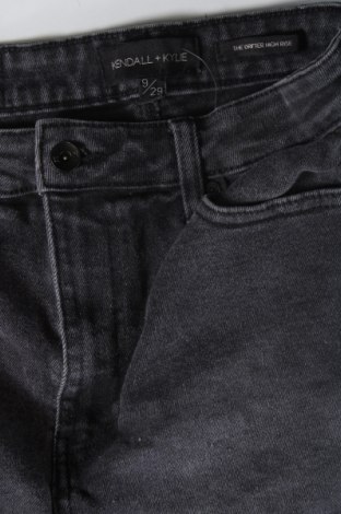 Дамски къс панталон Kendall & Kylie, Размер M, Цвят Сив, Цена 45,00 лв.