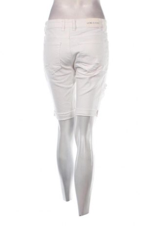Дамски къс панталон LC Waikiki, Размер M, Цвят Бял, Цена 21,06 лв.