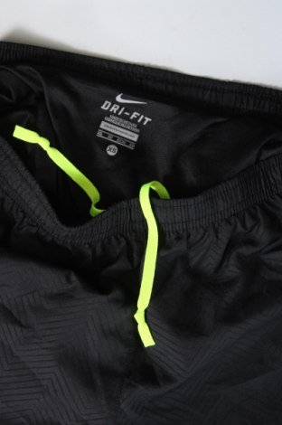 Дамски къс панталон Nike, Размер XS, Цвят Черен, Цена 34,00 лв.