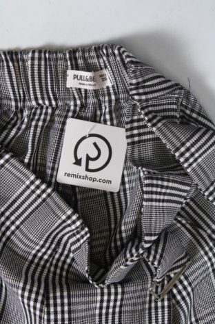 Дамски къс панталон Pull&Bear, Размер S, Цвят Многоцветен, Цена 19,00 лв.