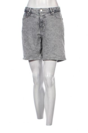 Дамски къс панталон Q/S by S.Oliver, Размер L, Цвят Сив, Цена 20,40 лв.