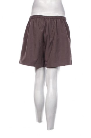 Дамски къс панталон Reebok, Размер XL, Цвят Кафяв, Цена 34,00 лв.