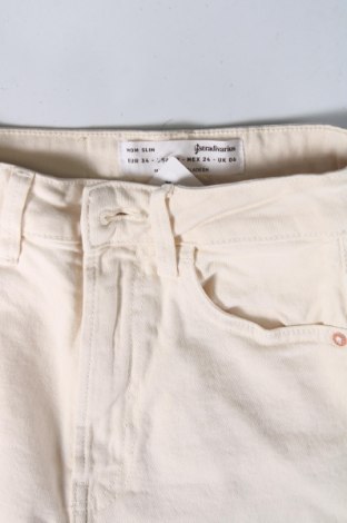 Pantaloni scurți de femei Stradivarius, Mărime XS, Culoare Ecru, Preț 49,87 Lei