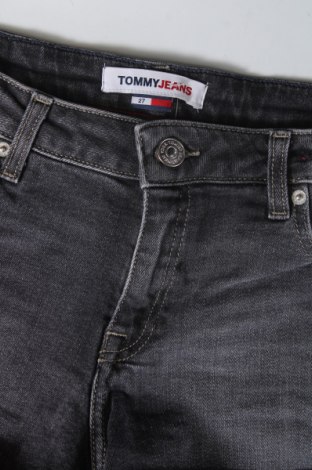 Дамски къс панталон Tommy Jeans, Размер S, Цвят Сив, Цена 62,00 лв.