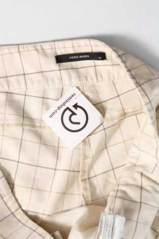 Дамски къс панталон Vero Moda, Размер L, Цвят Бежов, Цена 20,00 лв.