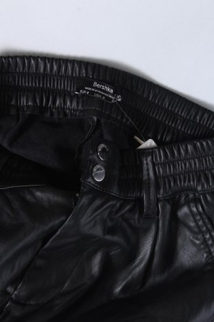 Dámské kalhoty  Bershka, Velikost S, Barva Černá, Cena  116,00 Kč