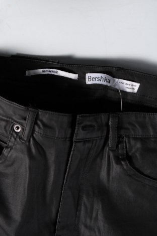 Pantaloni de femei Bershka, Mărime M, Culoare Negru, Preț 25,76 Lei