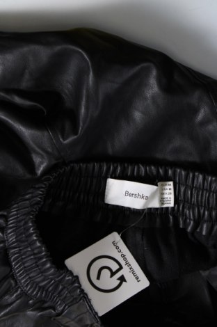 Γυναικείο παντελόνι Bershka, Μέγεθος M, Χρώμα Μαύρο, Τιμή 4,31 €