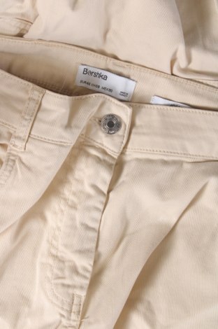 Дамски панталон Bershka, Размер M, Цвят Екрю, Цена 14,80 лв.