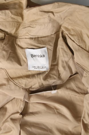 Дамски шлифер Bershka, Размер S, Цвят Бежов, Цена 33,75 лв.
