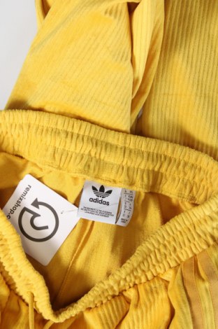 Дамско спортно долнище Adidas Originals, Размер XXS, Цвят Жълт, Цена 36,90 лв.