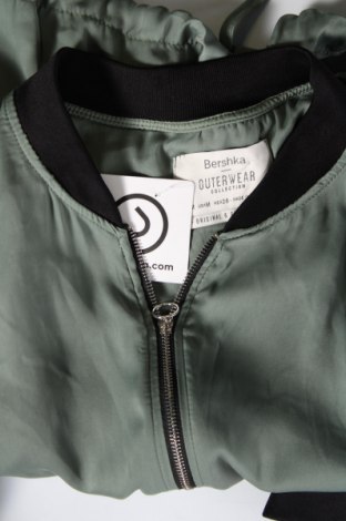 Γυναικείο μπουφάν Bershka, Μέγεθος M, Χρώμα Πράσινο, Τιμή 8,91 €