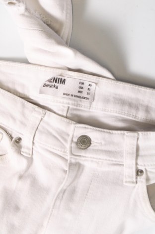 Męskie jeansy Pull&Bear, Rozmiar M, Kolor Biały, Cena 41,79 zł