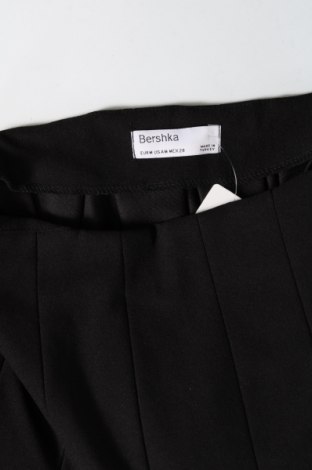 Пола Bershka, Размер M, Цвят Черен, Цена 10,26 лв.