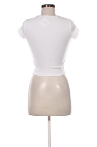 Γυναικείο t-shirt Bershka, Μέγεθος S, Χρώμα Λευκό, Τιμή 10,99 €